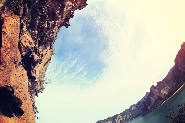 Paisaje de pared rocosa junto al mar — Foto de Stock