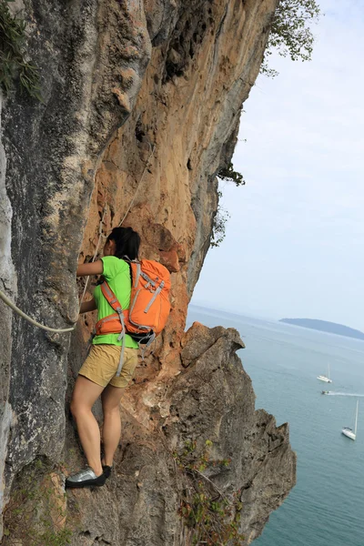 Donna scalatore di roccia a roccia — Foto Stock