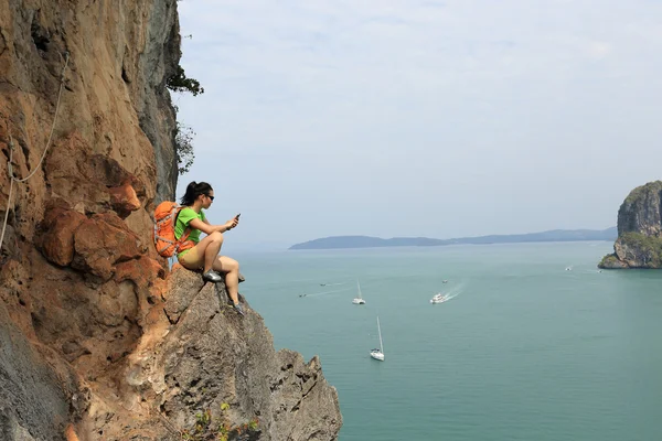 Escaladora con smartphone — Foto de Stock