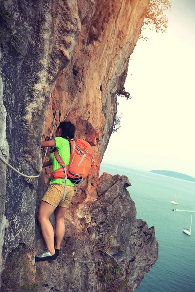 Mujer escalador de rocas en acantilado de montaña — Foto de Stock