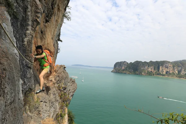 Жінка-скелелаз на гірській скелі — стокове фото