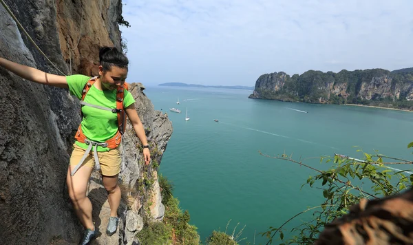 kadın dağcı dağ uçurum