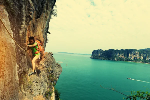 kadın dağcı dağ uçurum