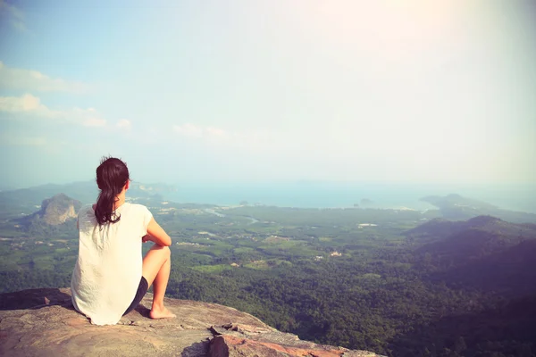 Mulher asiática no pico da montanha — Fotografia de Stock