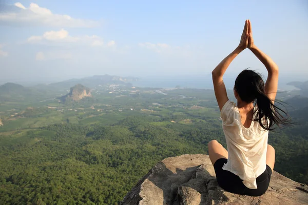 Yoga mujer en la montaña — Foto de Stock