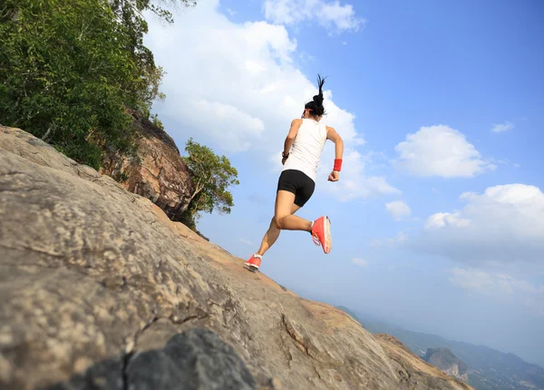 kadın atlet dağ tepe üzerinde