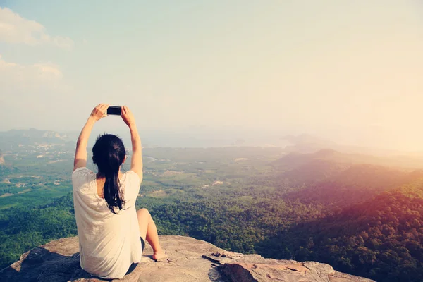 Mujer tomando fotos en la montaña —  Fotos de Stock