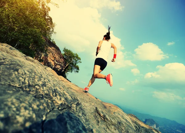 kadın atlet dağ tepe üzerinde