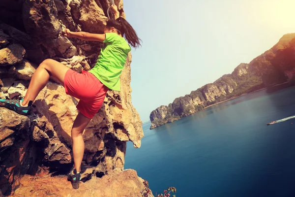 Woman rock climber — Stock Photo, Image