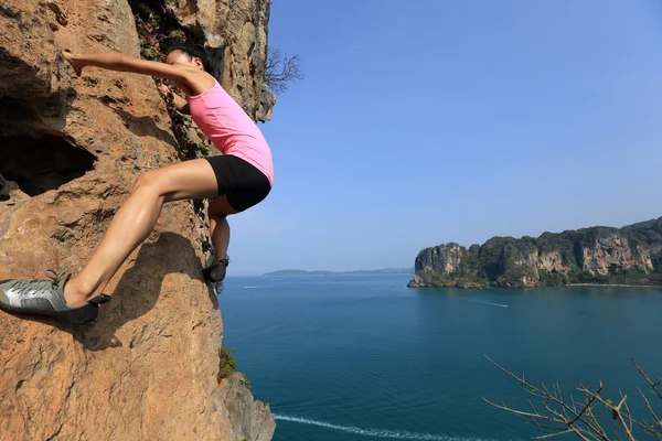 Mujer escalador de roca — Foto de Stock