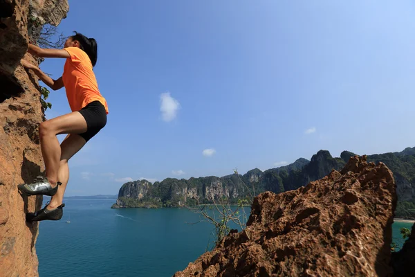 Wanita pendaki batu — Stok Foto