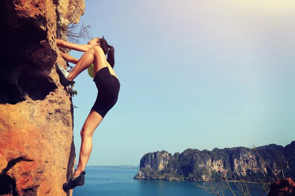 Joven escaladora de rocas — Foto de Stock