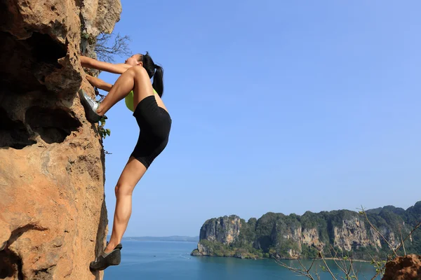 Joven escaladora de rocas — Foto de Stock