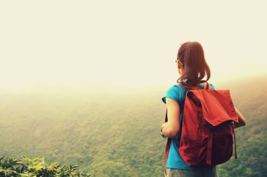 Kadın Dağ Manzarasından Hoşlanıyor 