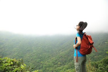 Kadın Dağ Manzarasından Hoşlanıyor 