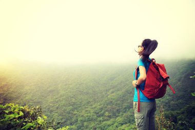 Kadın Dağ Manzarasından Hoşlanıyor 