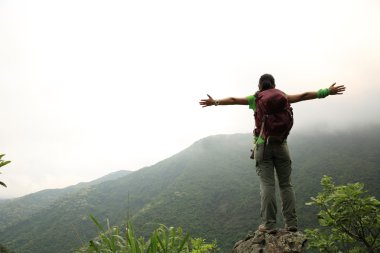 kadın dağda Kollarını açarak