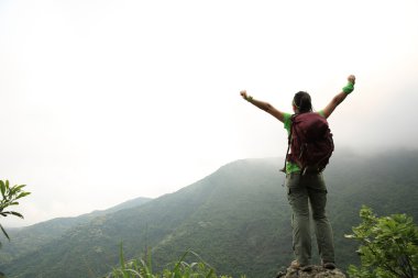 kadın dağda Kollarını açarak 