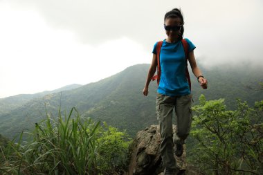  Asyalı kadın uzun yürüyüşe çıkan kimse