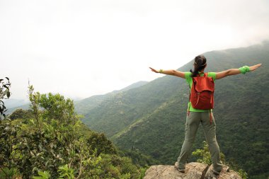 kadın dağda Kollarını açarak 