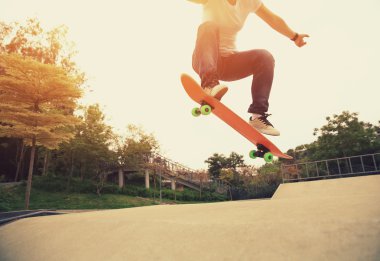 skatepar adlı genç kaykaycı