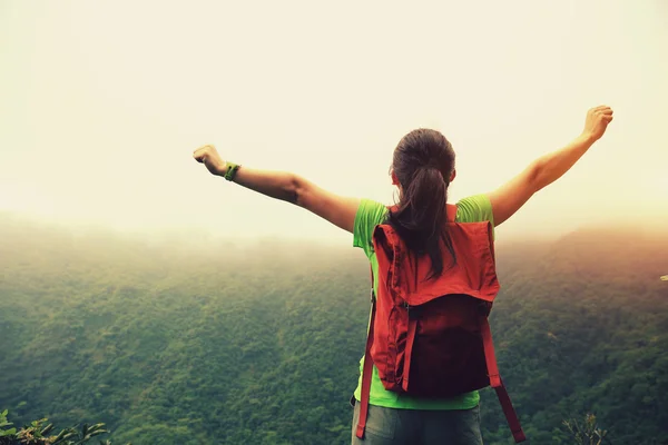 Vrouw met open armen op berg — Stockfoto