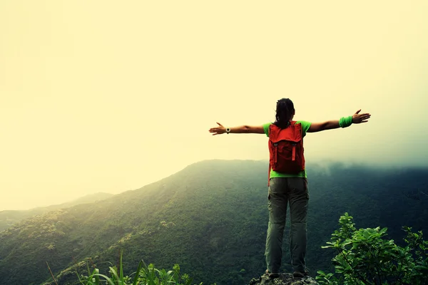 Woman with open arms on mountain — Stock Photo, Image