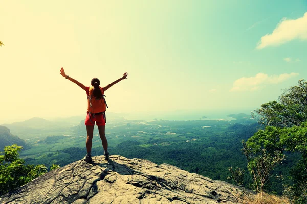 Vrouw wandelaar genieten van uitzicht op de bergen — Stockfoto