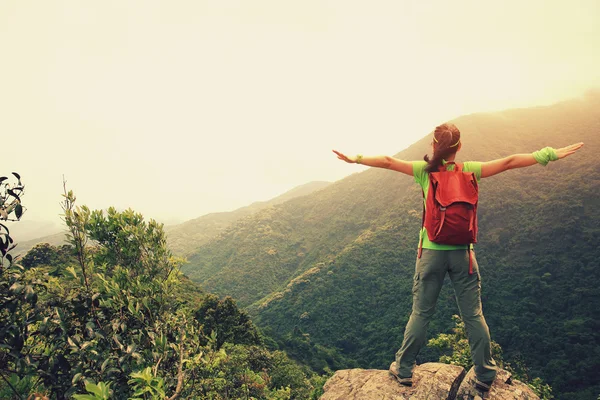 Woman with open arms on mountain — Stock Photo, Image