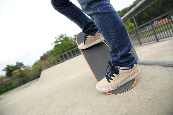 Skateboardbeine im Skatepark — Stockfoto