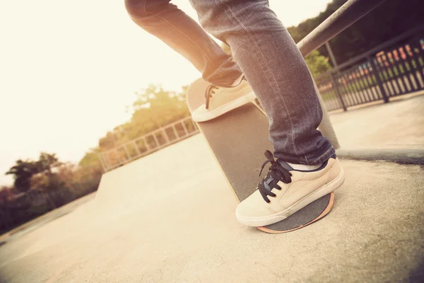 Pernas de skate no skatepark — Fotografia de Stock