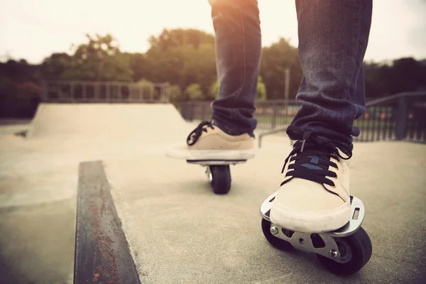 Pernas em rolos de patins de linha livre — Fotografia de Stock