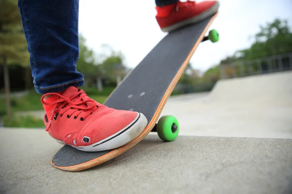 Skateboarden benen in skatepark — Stockfoto