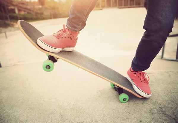 Скейтбординг ноги в скейтпарку — стокове фото