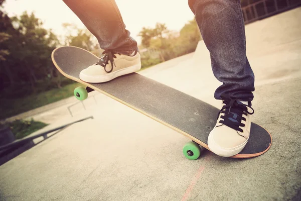 Skateboarden benen in skatepark — Stockfoto