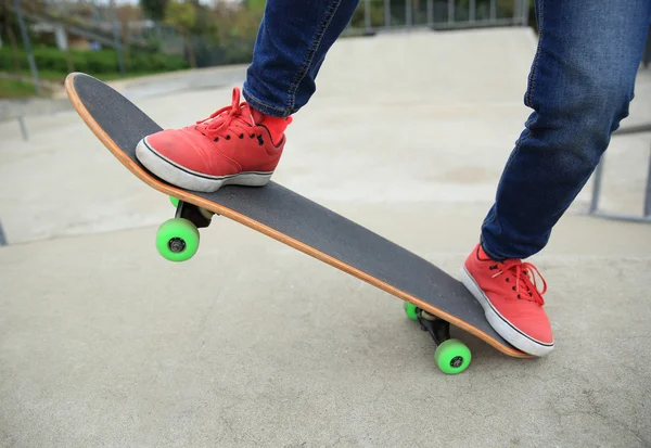 Skateboarding legs at skatepark — Stock Photo, Image