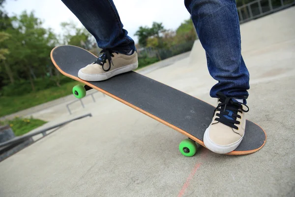 Pernas de skate no skatepark — Fotografia de Stock