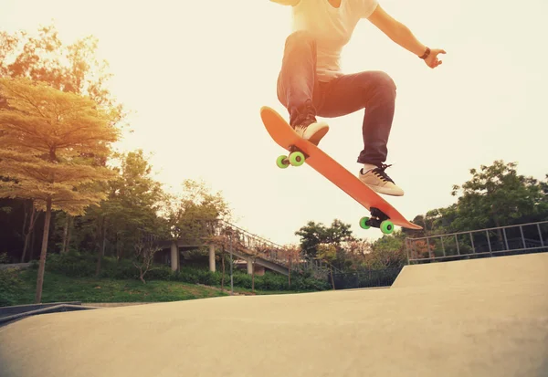 Νέοι skateboarder στο skatepar — Φωτογραφία Αρχείου