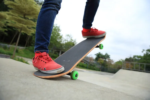 Σκέιτμπορντ πόδια στο skatepark — Φωτογραφία Αρχείου