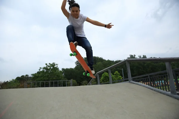 Молодой скейтбордист в Skatepar — стоковое фото