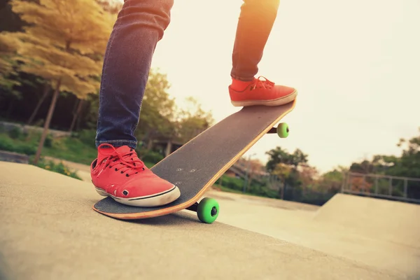 Skateboarding legs at skatepark — Stock Photo, Image