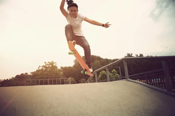 Junge Skateboarderin auf Skatepar — Stockfoto