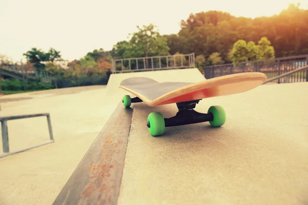 Um skate no parque de skate — Fotografia de Stock