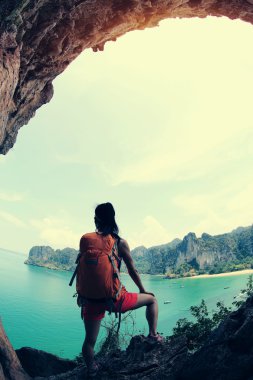 genç kadın uzun yürüyüşe çıkan kimse 