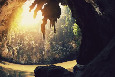 boş mağarada tropikal sarkıt ve su