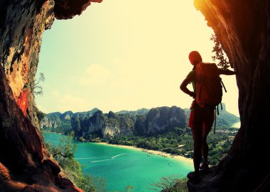 genç kadın uzun yürüyüşe çıkan kimse 