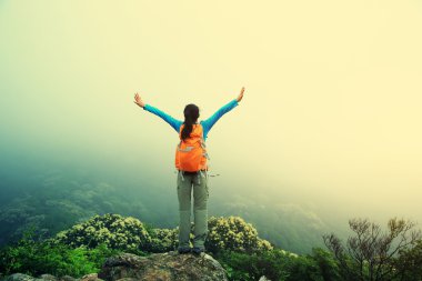 Kollarını açarak Asyalı kadın 