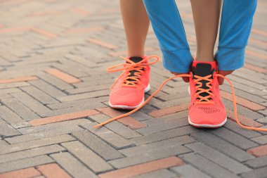 Kadın atlet bağlama ayakkabı bağı