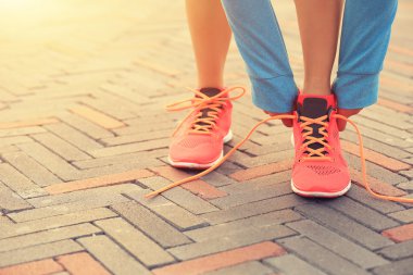 Kadın atlet bağlama ayakkabı bağı