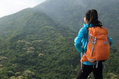 genç kadın backpacker 